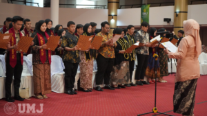 Prosesi pembacaan lafal Angkat Janji Sarjana Kedokteran oleh Dekan FKK UMJ Dr. dr. Tri Ariguntar Wikaning Tyas, Sp.PK., Selasa (20/2/24).