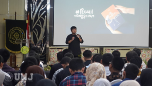 Fuadh Naim saat memberikan motivasi pada acara Seminar Motivasi yang diselenggarakan oleh FKK UMJ bertajuk Golden Hour di Auditorium dr. Syafri Gurucci, Selasa (27/2/2024).