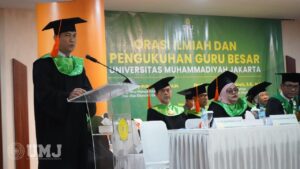 Prof. Dr. Andry Priharta, SE., MM., menyampaikan orasi ilmiah saat pengukuhan guru besarnya pada Rabu (6/3/2024) di Aula Fakultas Ekonomi dan Bisnis UMJ.