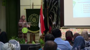 Ketua Prodi Kedokteran dr. Tri Wahyuni, SpPK., saat pemaparan proses pembelajaran prodi kedokteran kepada orang tua mahasiswa baru di auditorium dr. Syafri Gurucci FKK UMJ, Sabtu (9/3/24). (Foto:Alvin Lazuardy)